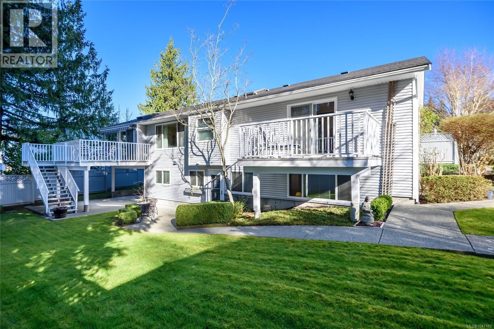 1580 Beaconsfield Crescent property photo