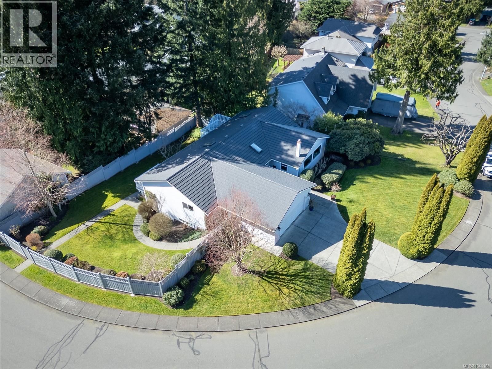 1580 Beaconsfield Crescent property photo