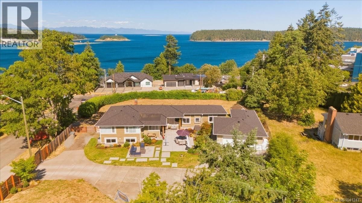 2565 Departure Bay Road property photo