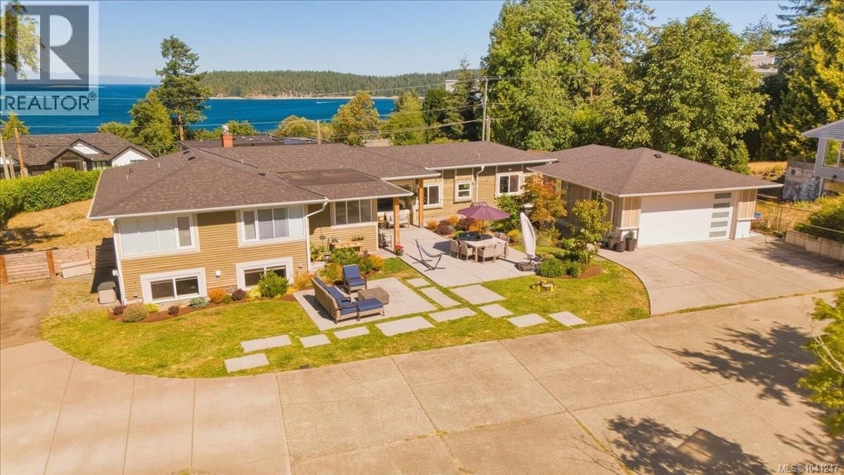 2565 Departure Bay Road property photo