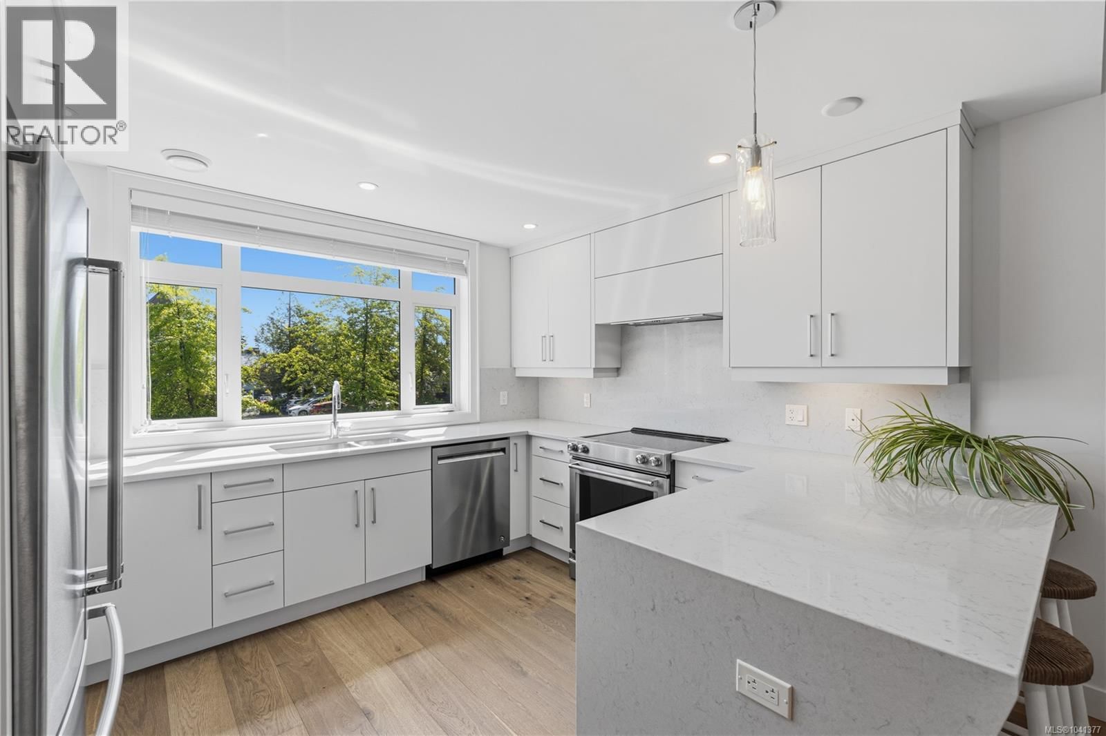6 180 First Avenue property photo