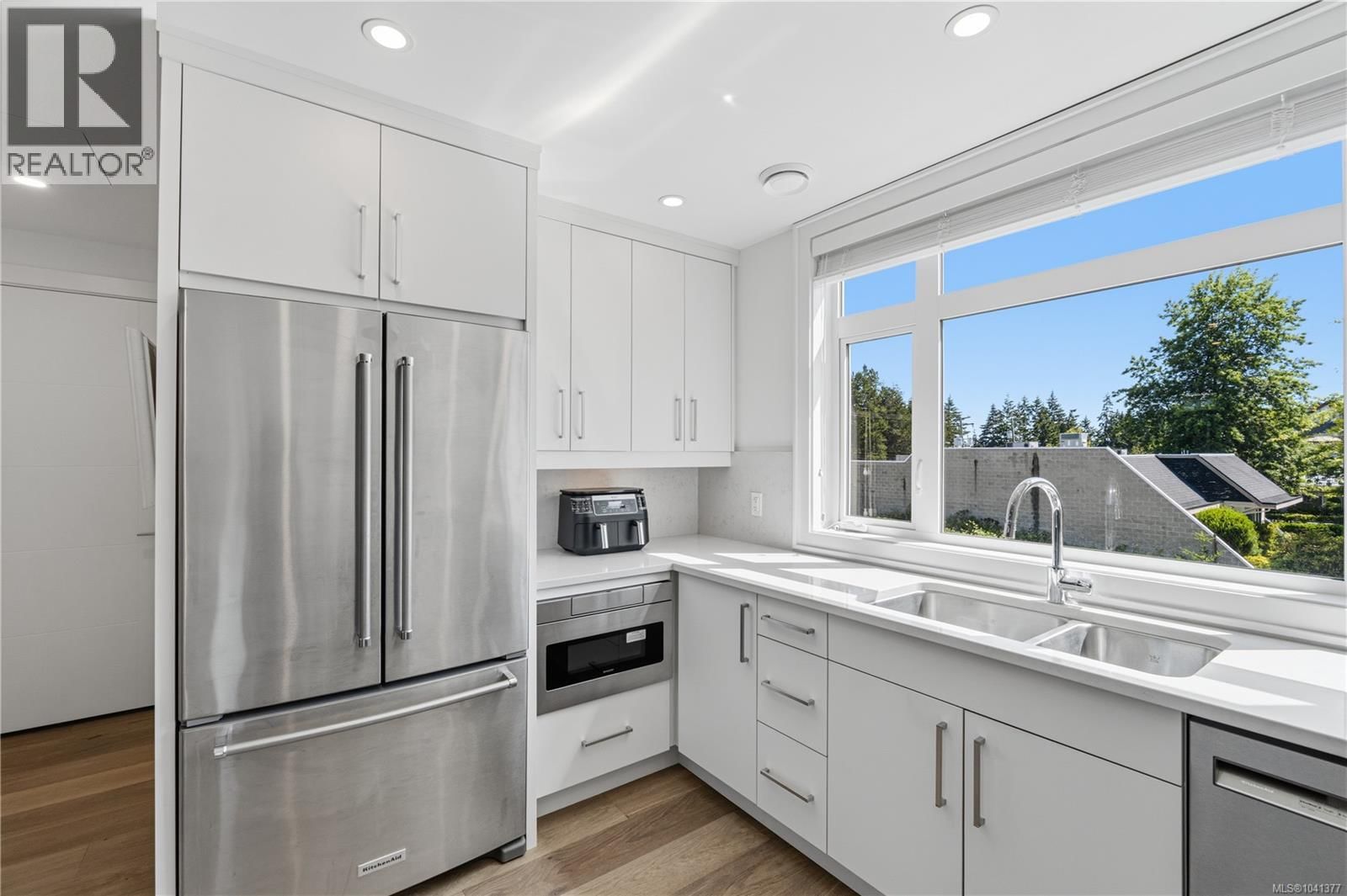 6 180 First Avenue property photo
