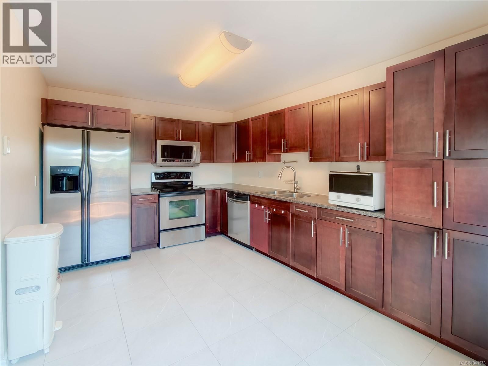 8 3060 Harriet Road property photo