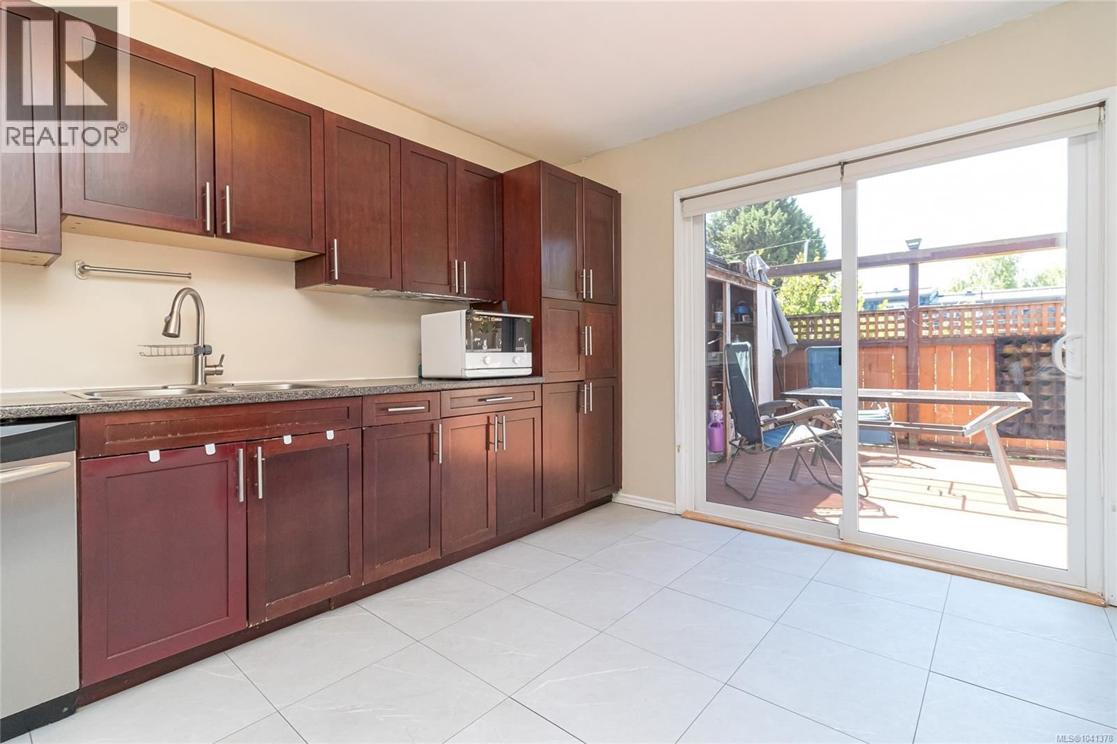 8 3060 Harriet Road property photo