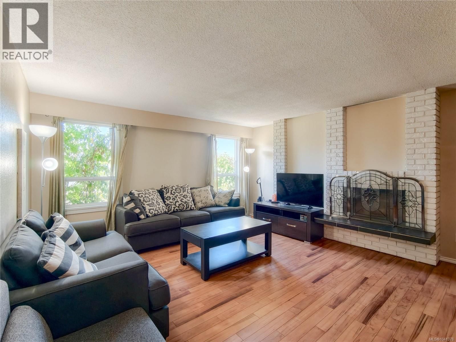 8 3060 Harriet Road property photo