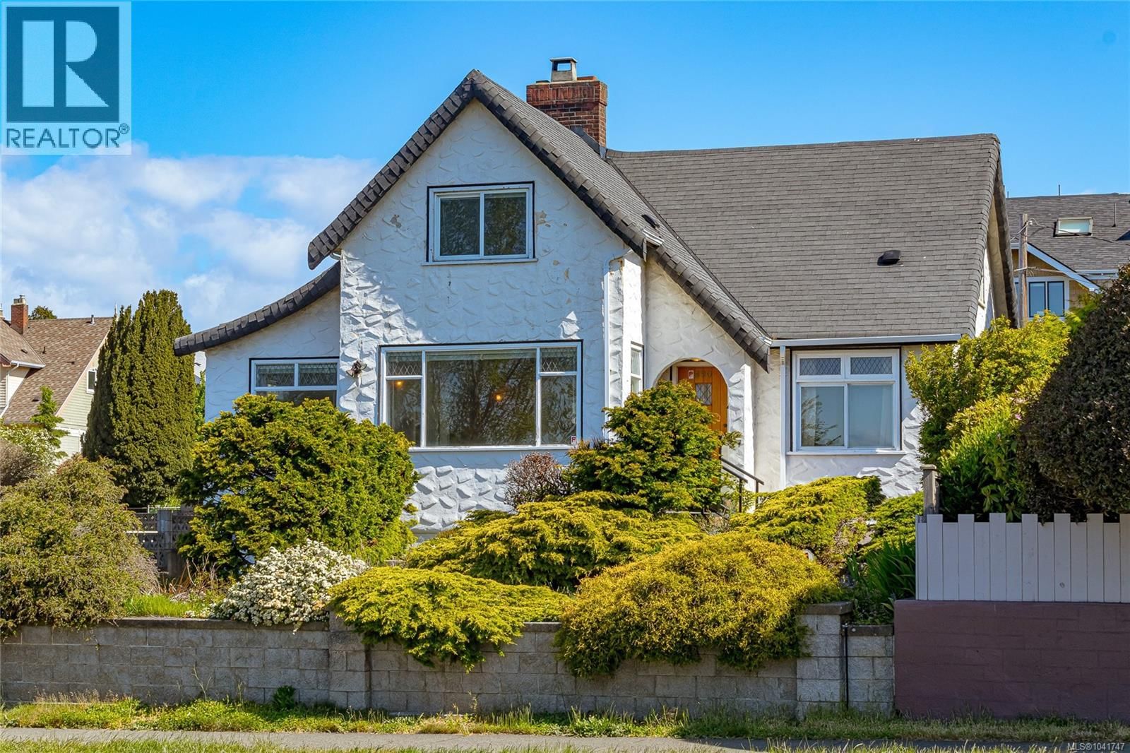 690 Dallas Road, Victoria, British Columbia V8V 1B7