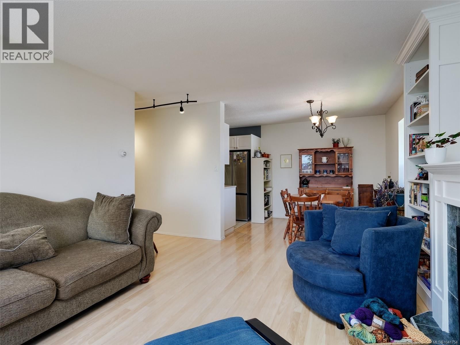 405 710 Lampson Street property photo
