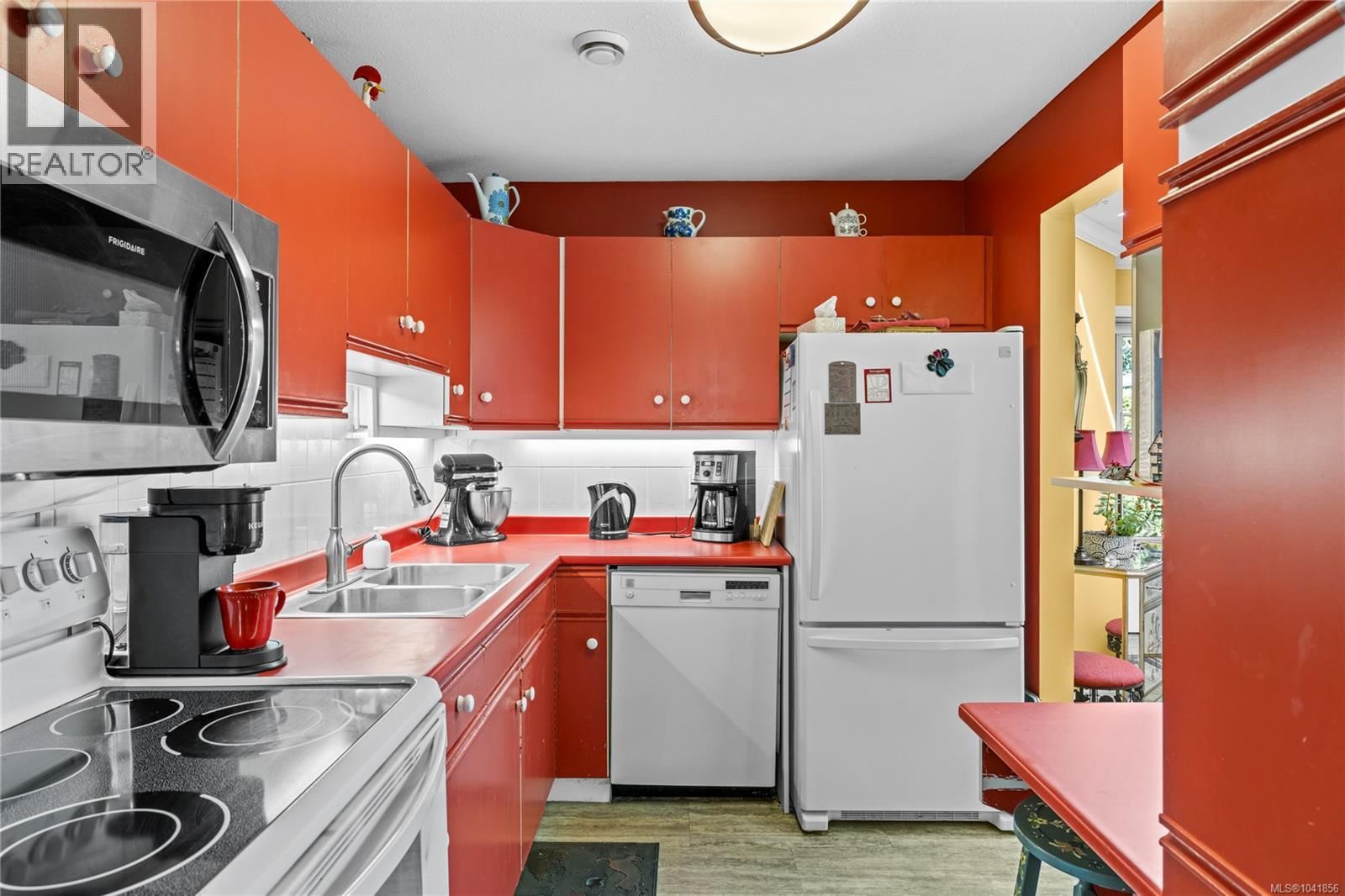 24 450 Bay Avenue property photo