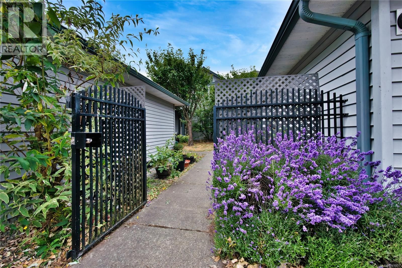 202 211 Victoria Road property photo