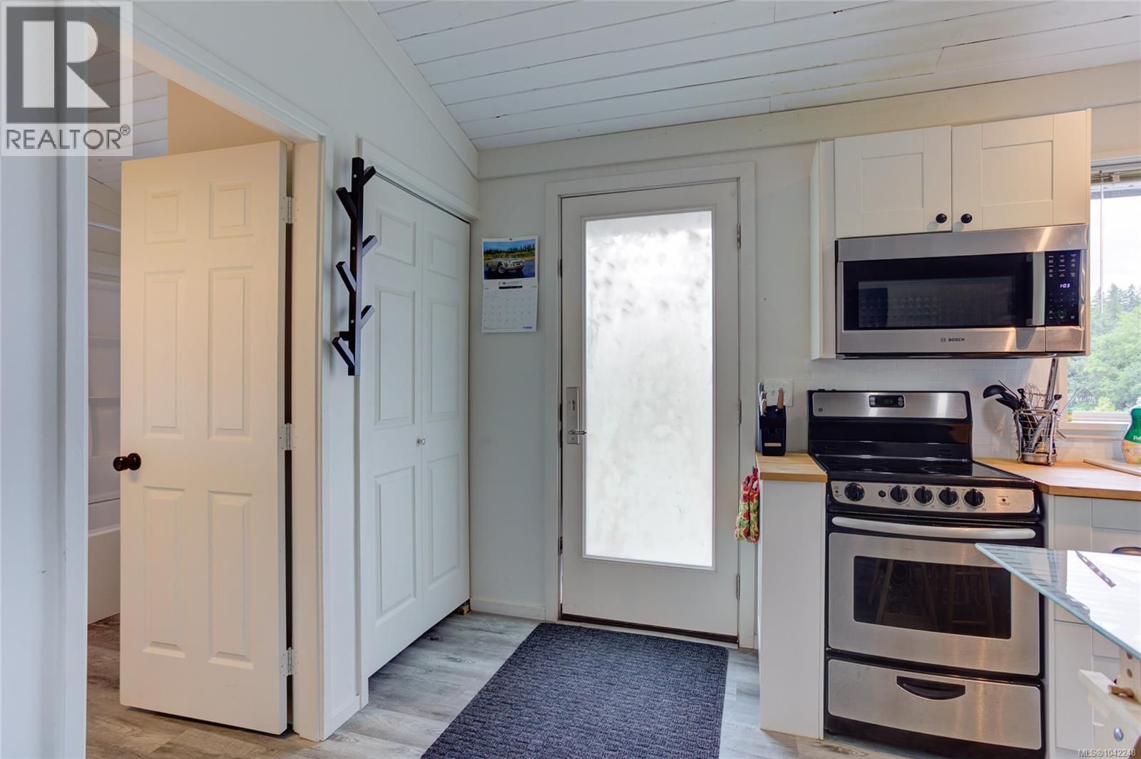 6 8631 South Shore Road property photo