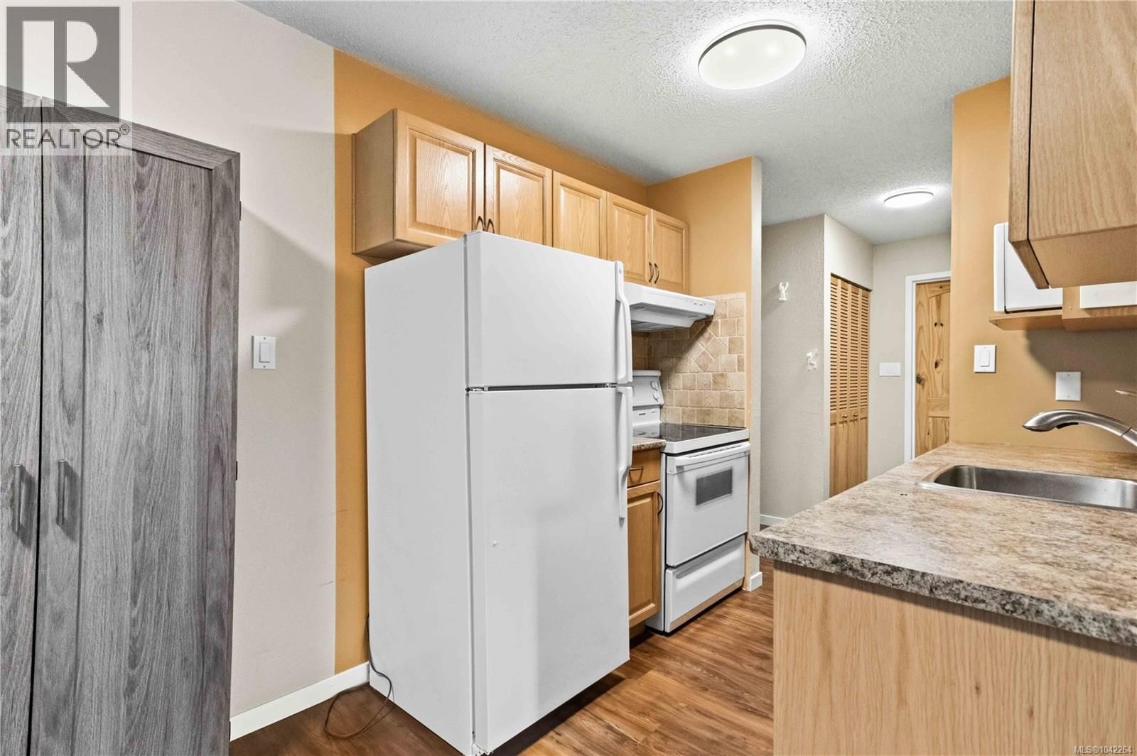 304 830 Esquimalt Road property photo