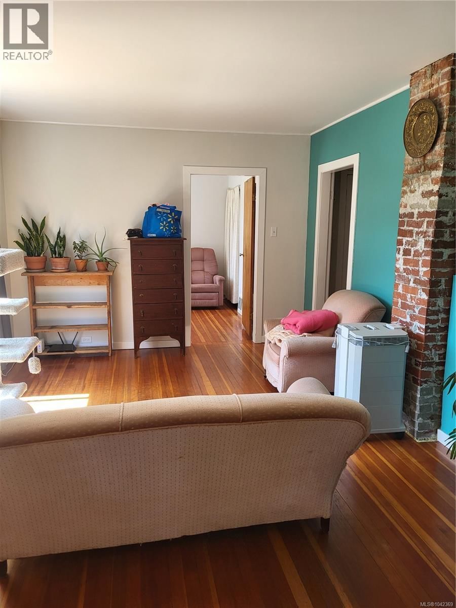 10511 Youbou Road property photo