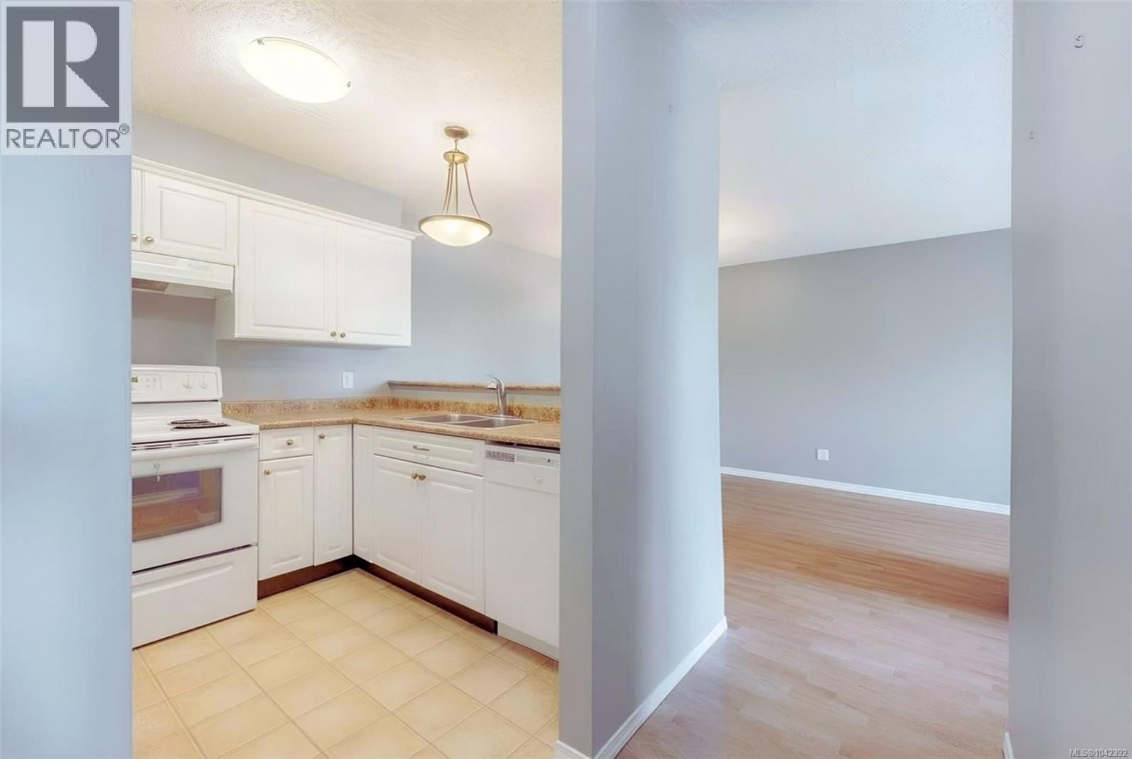 10 8 White Street property photo