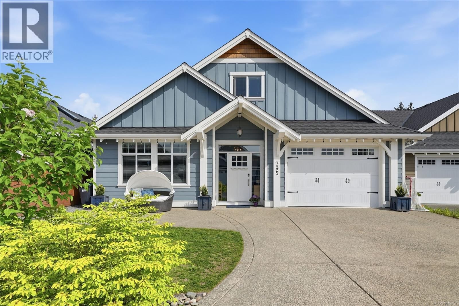 795 Parkside Crescent