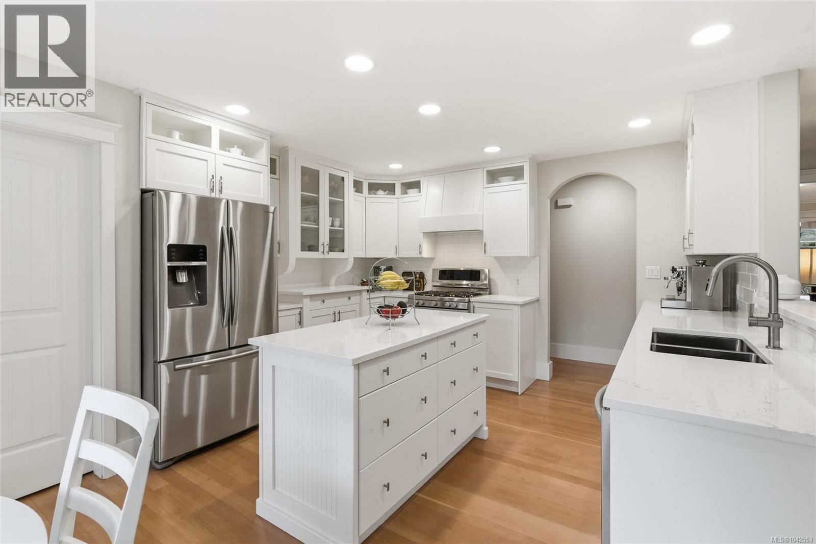 647 Temple Street property photo