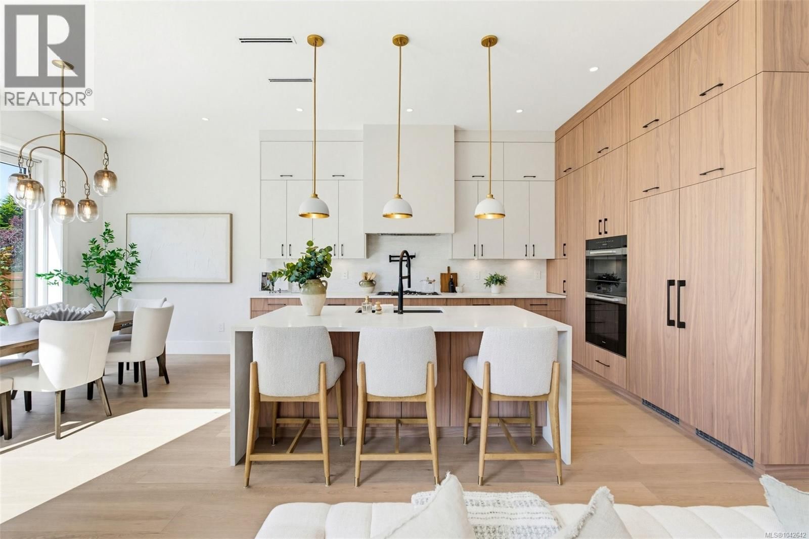 1 3022 Cadboro Bay Road