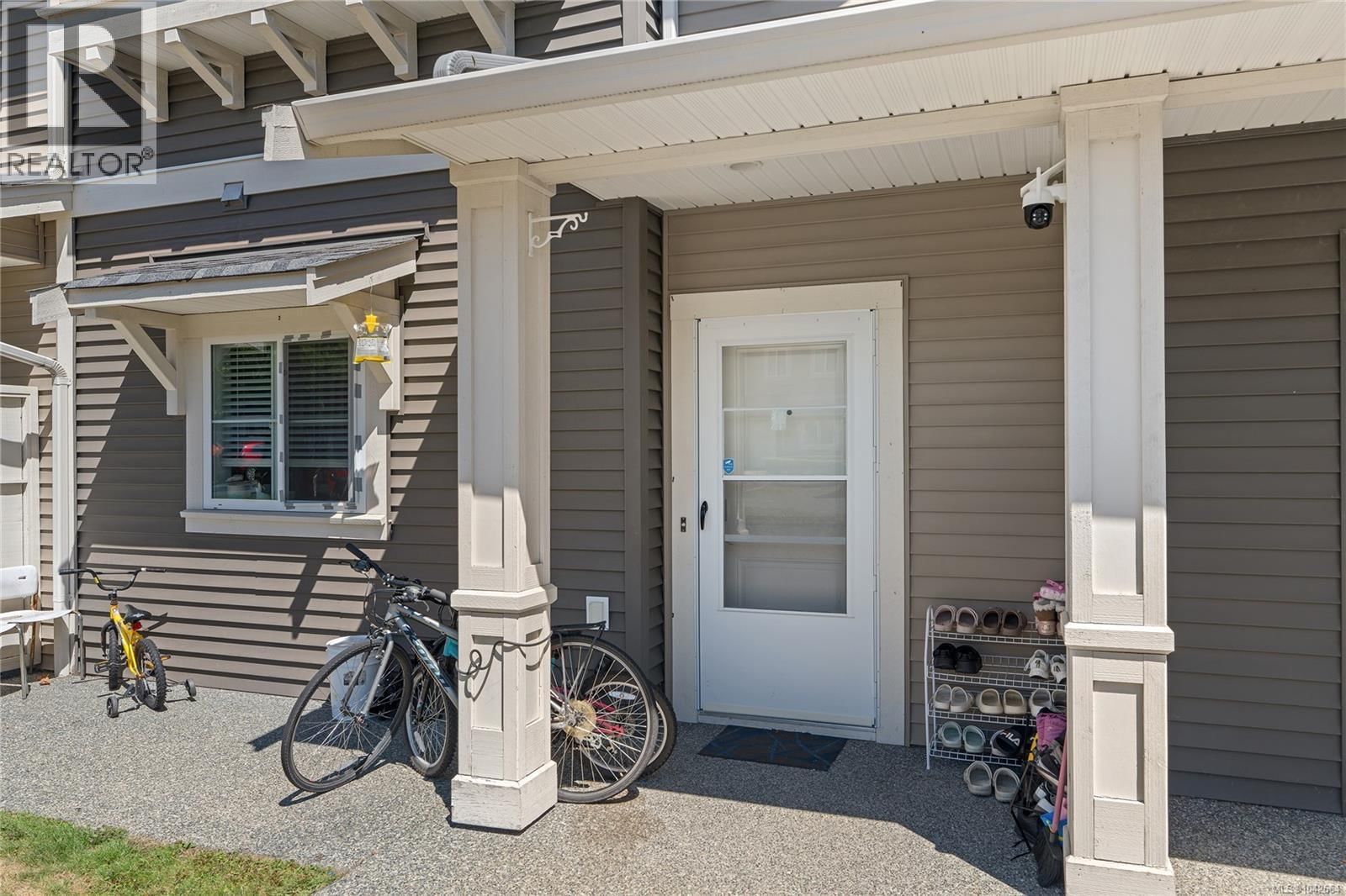 302 1675 Crescent View Drive property photo