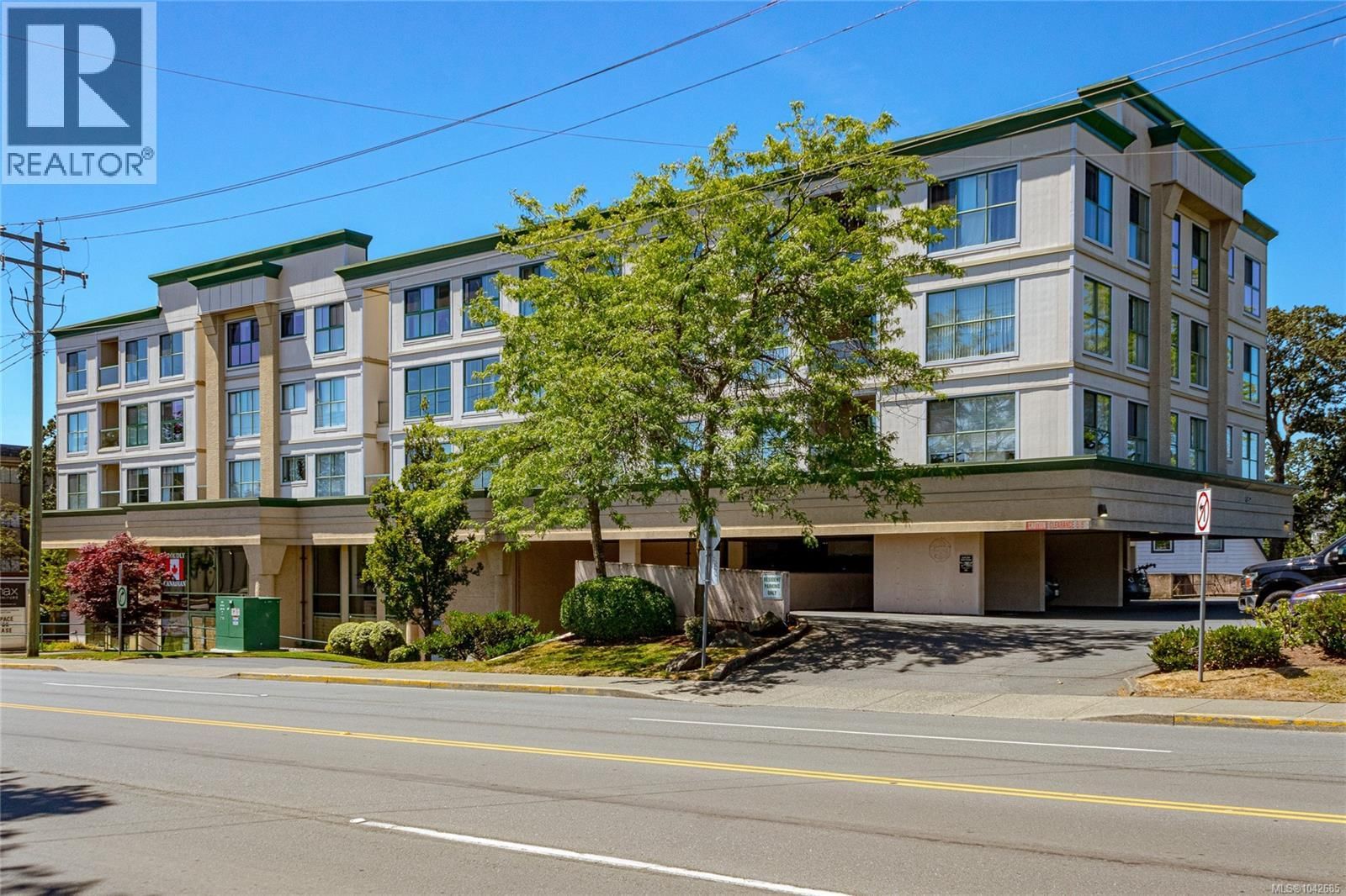 409 3460 Quadra Street property photo