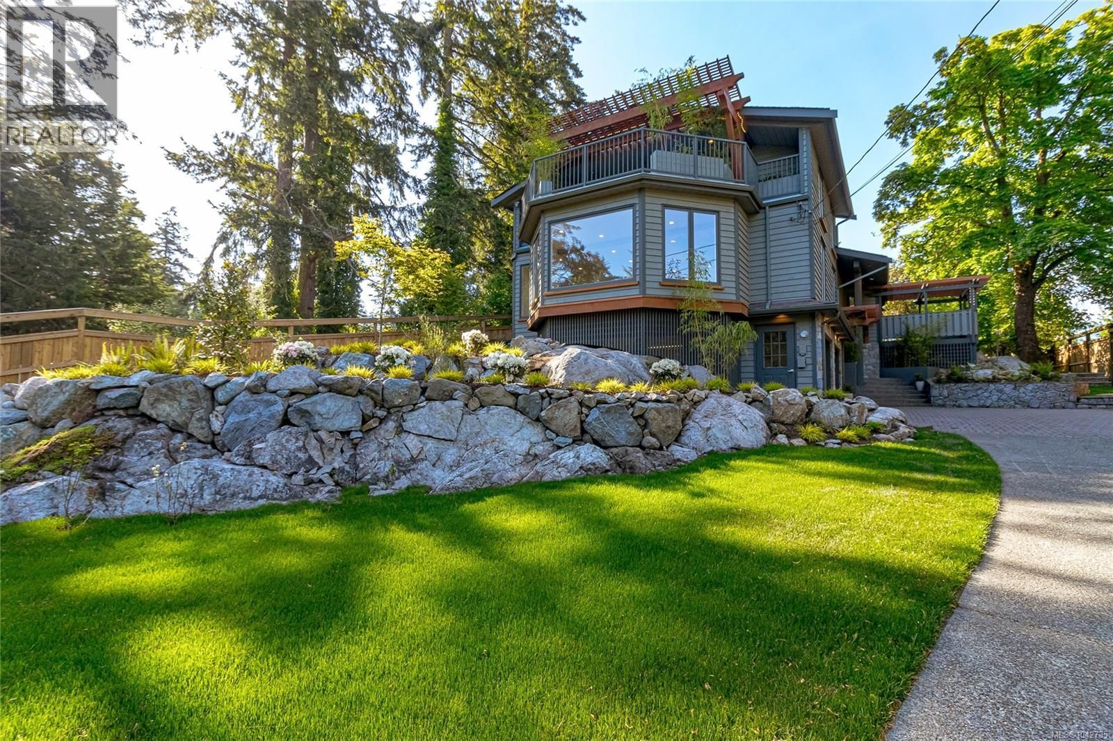 4906 Cordova Bay Road property photo