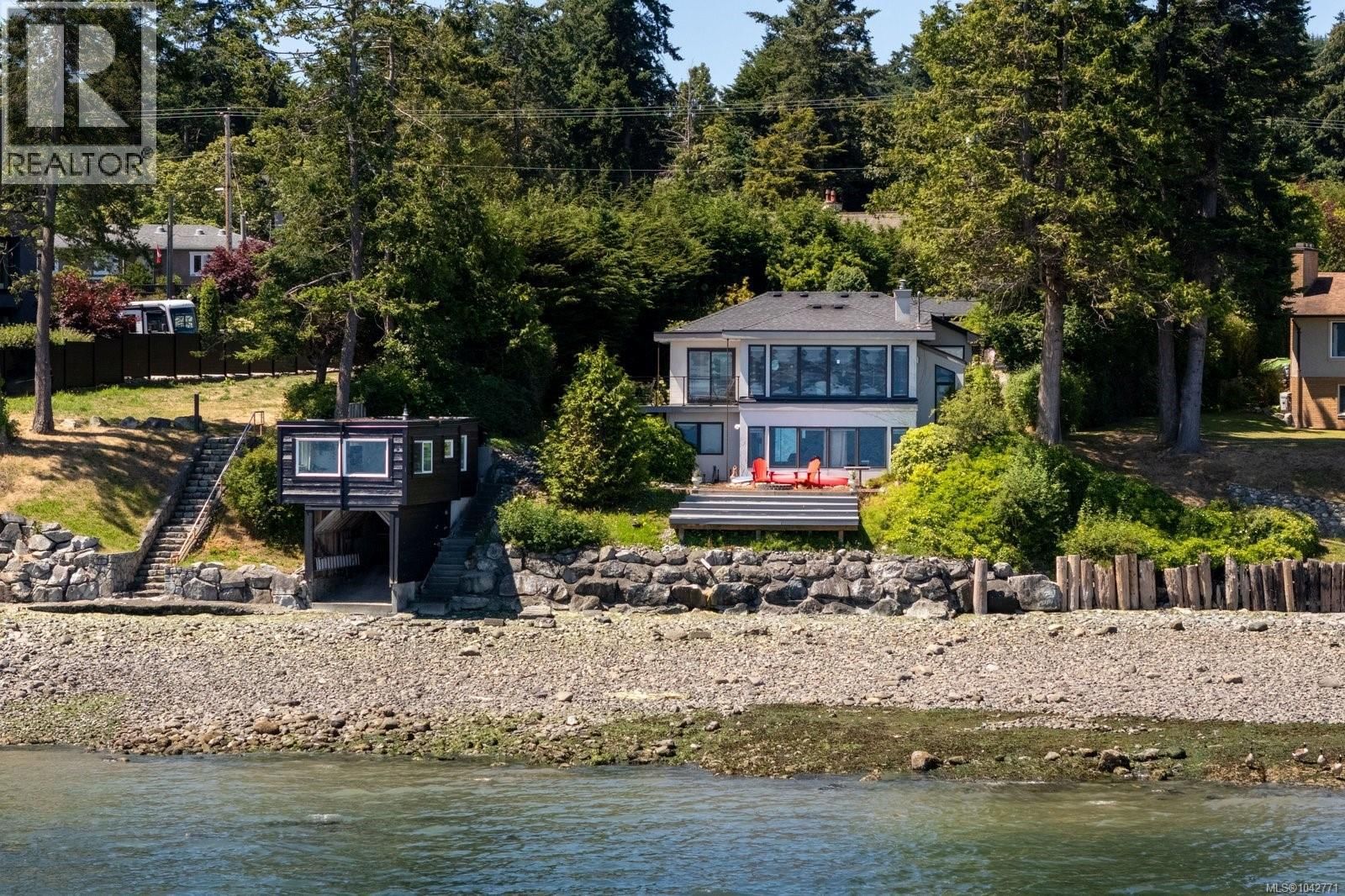 8543 Lochside Drive, North Saanich, British Columbia V8L 1M5