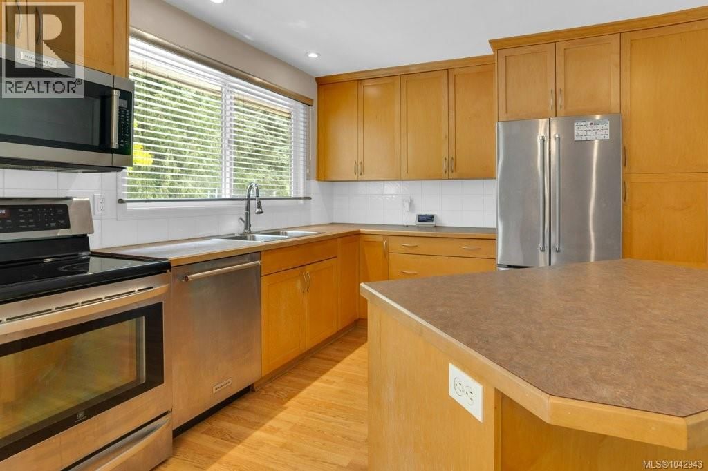 785 Parkview Drive property photo