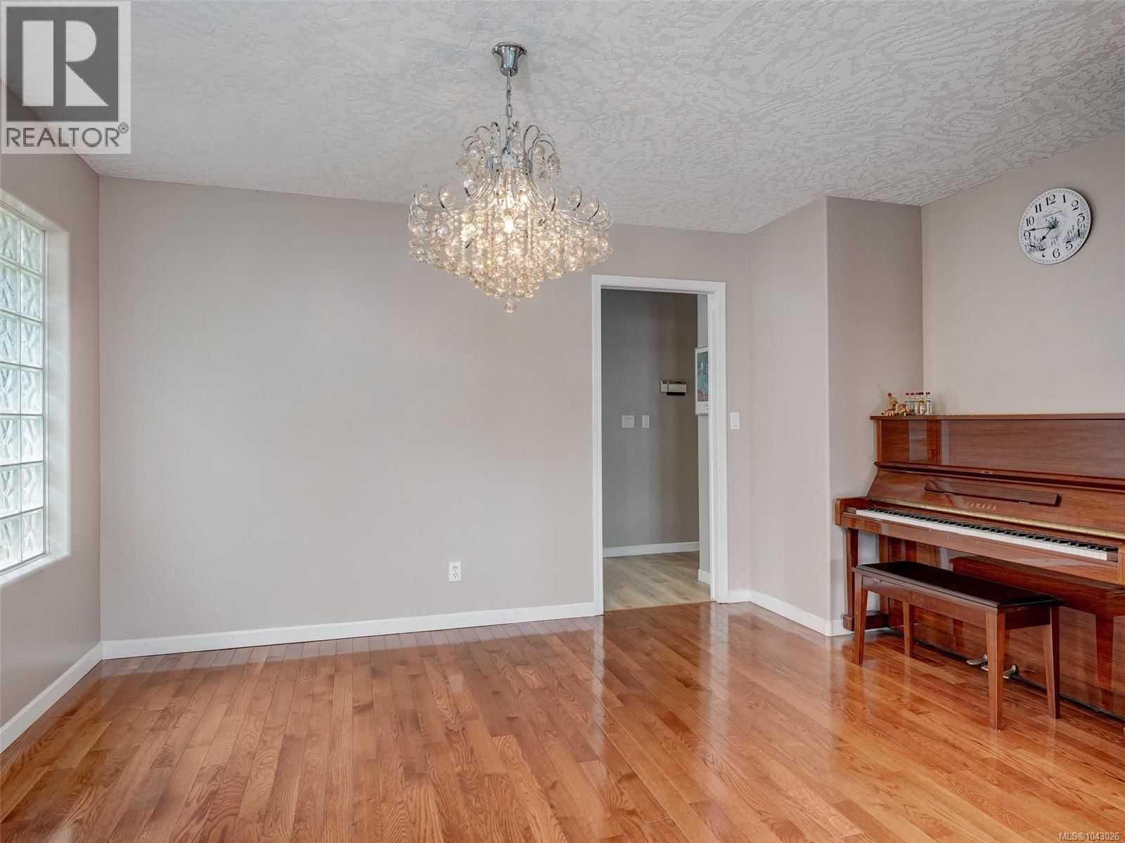 1395 Epsom Close property photo