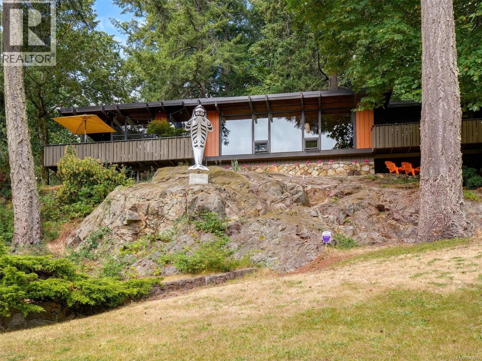 945 Deerwood Place property photo