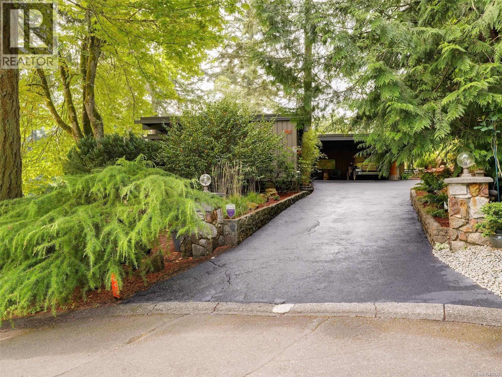 945 Deerwood Place property photo