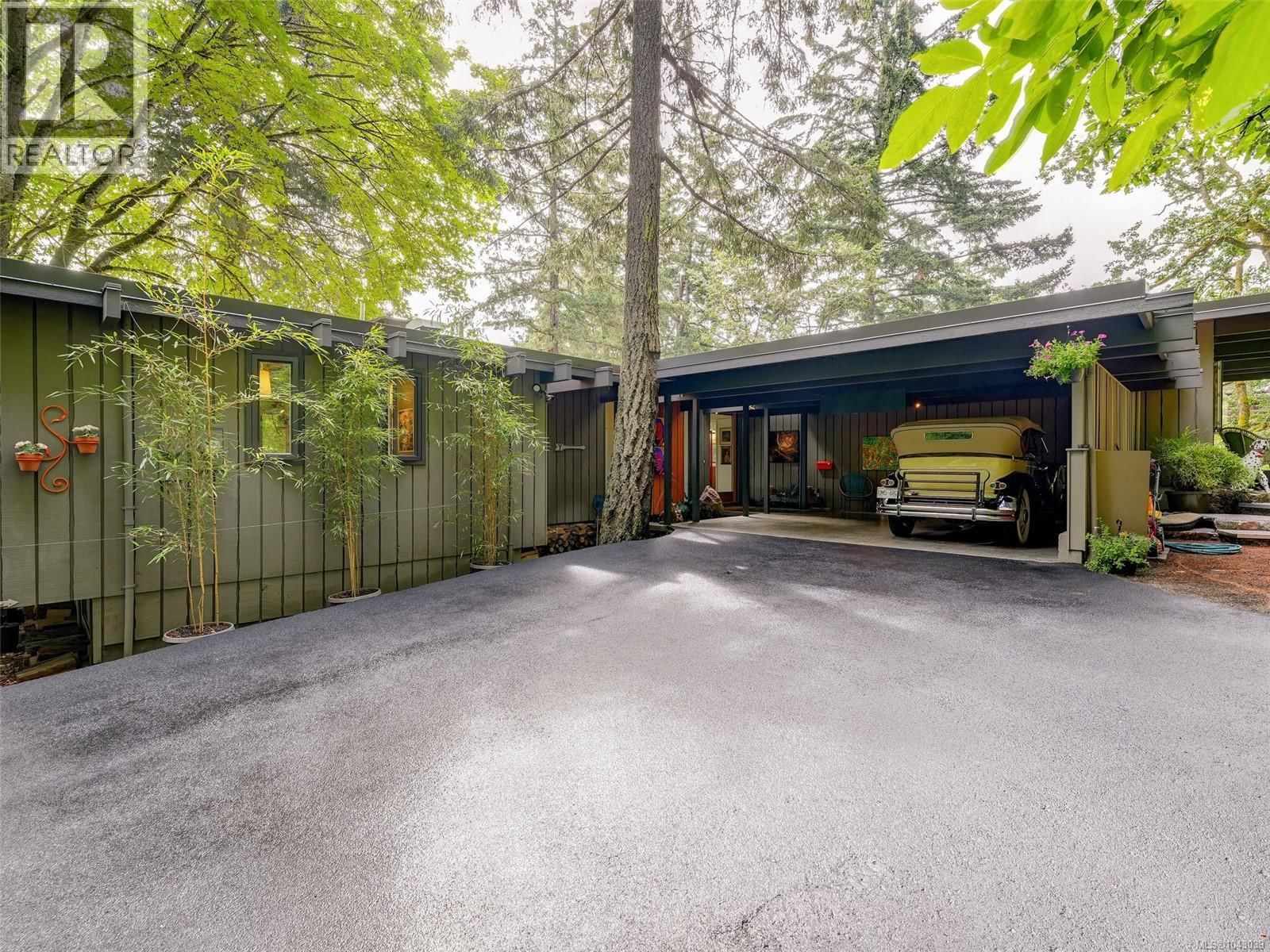 945 Deerwood Place property photo