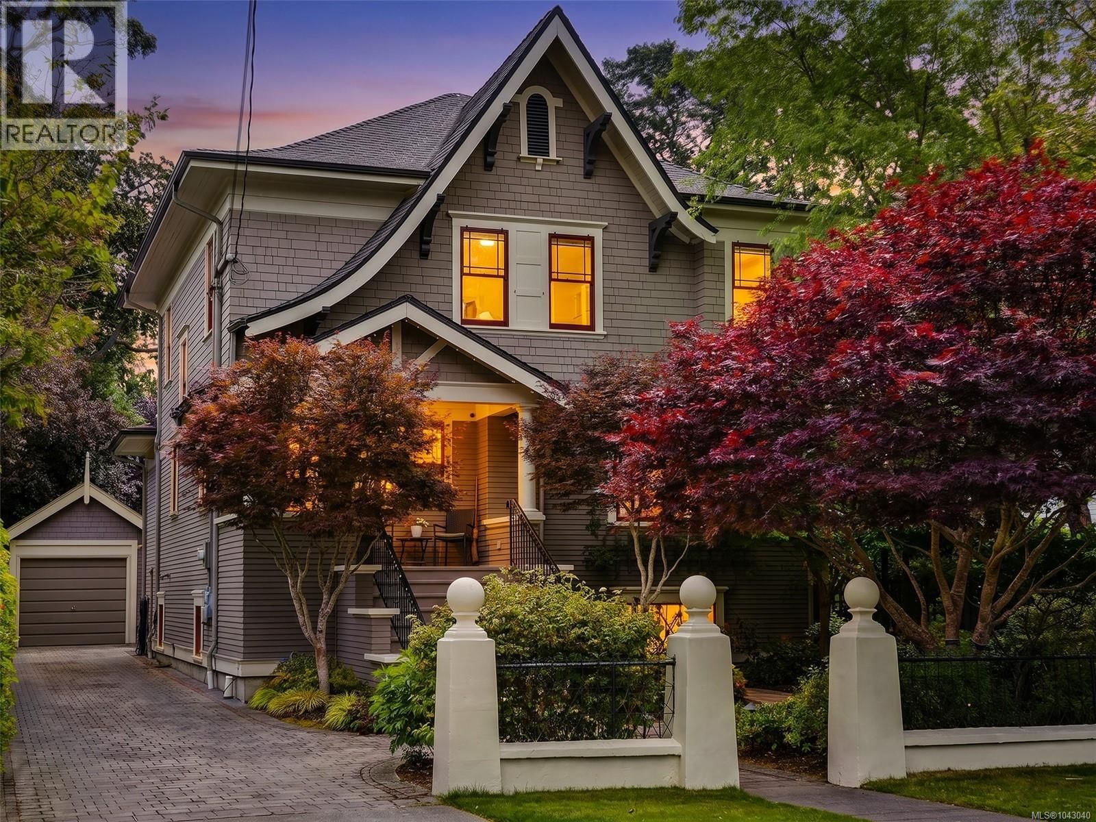 1043 St. Patrick Street, Oak Bay, British Columbia V8S 4Y2