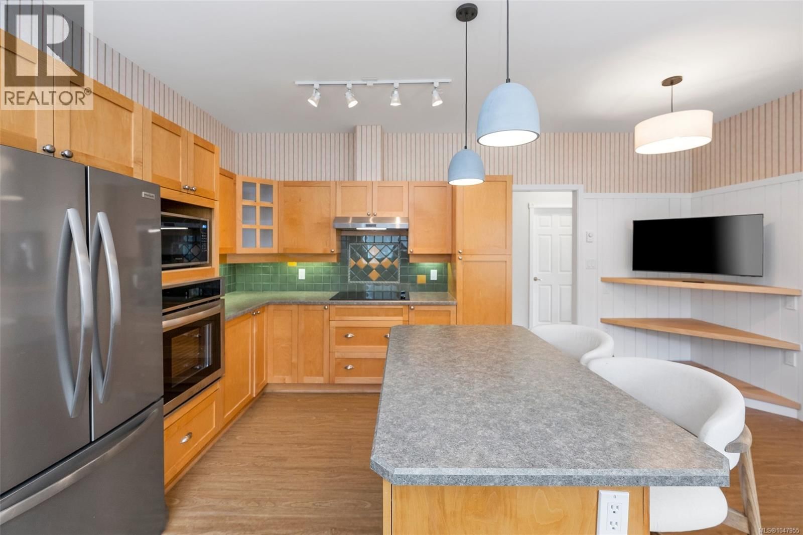 13 2235 Harbour Road property photo