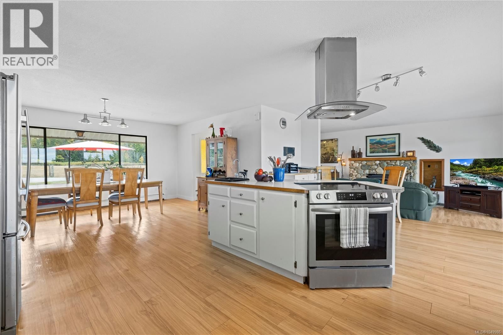 899,875 Andreef Road property photo