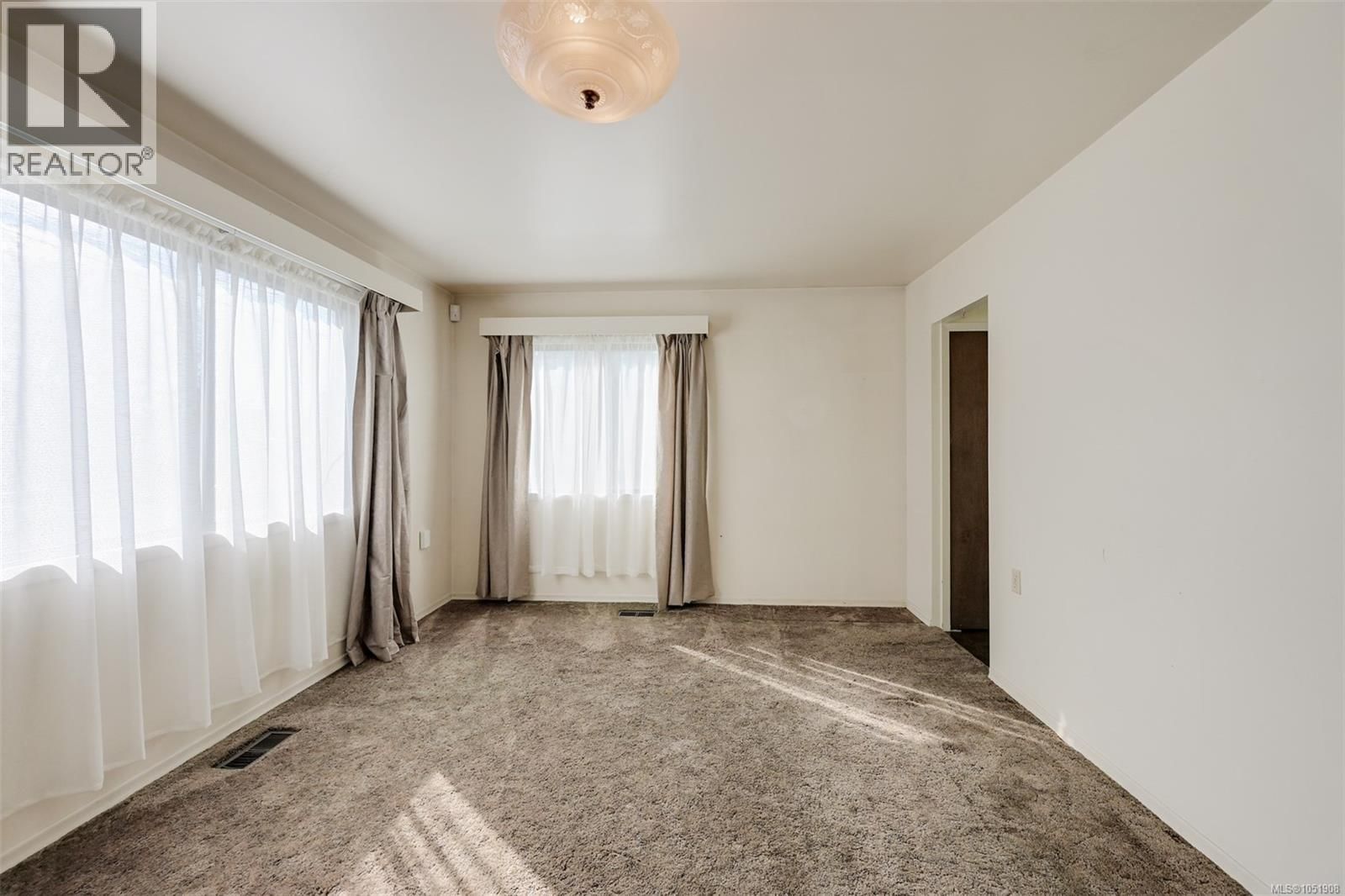 948 Dunsmuir Road property photo