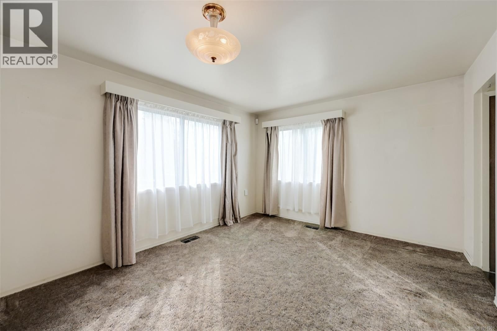 948 Dunsmuir Road property photo
