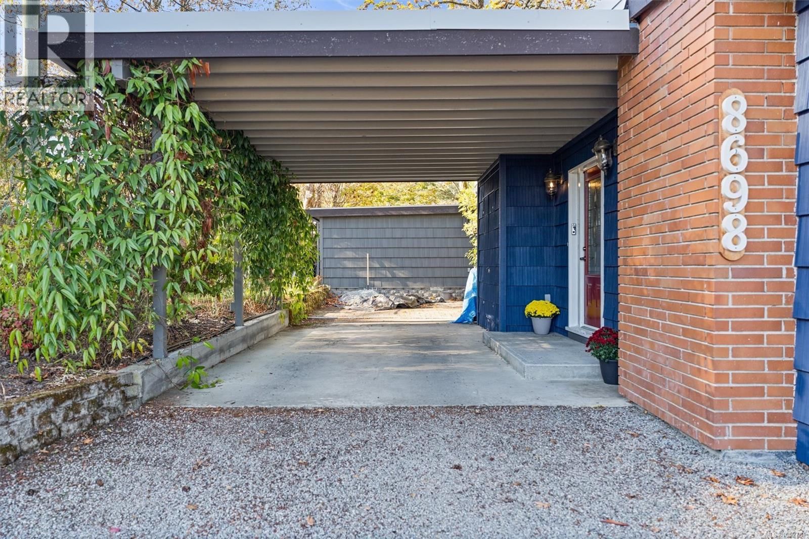 8698 East Saanich Road property photo