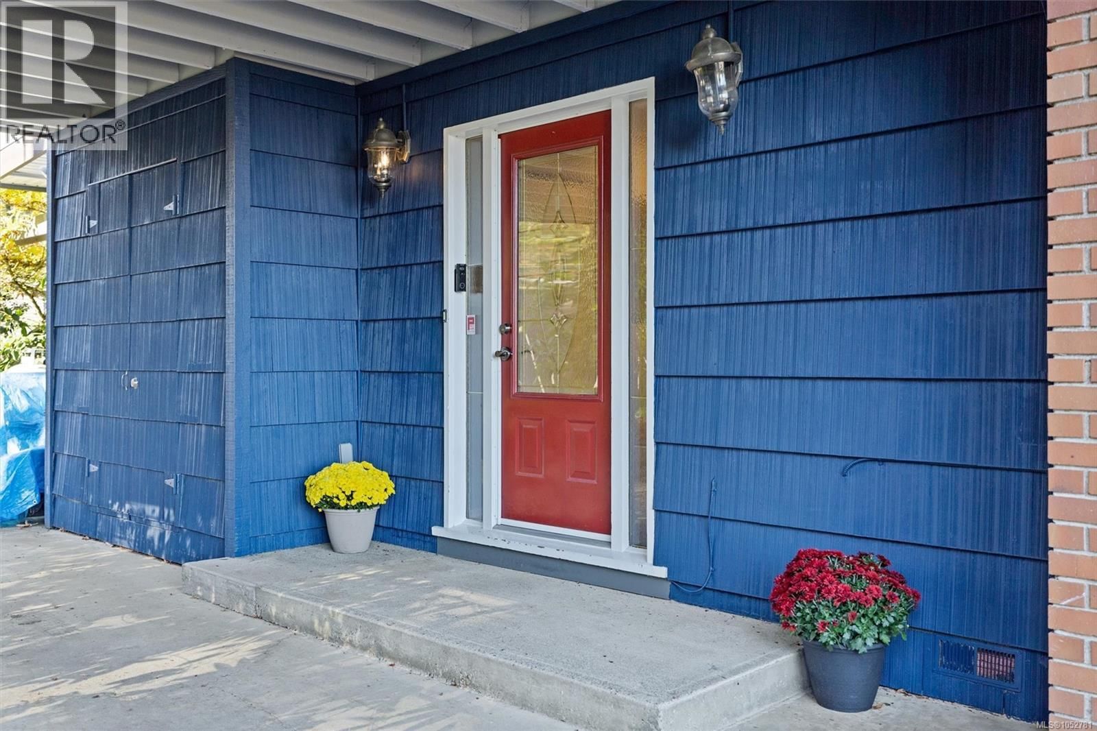 8698 East Saanich Road property photo