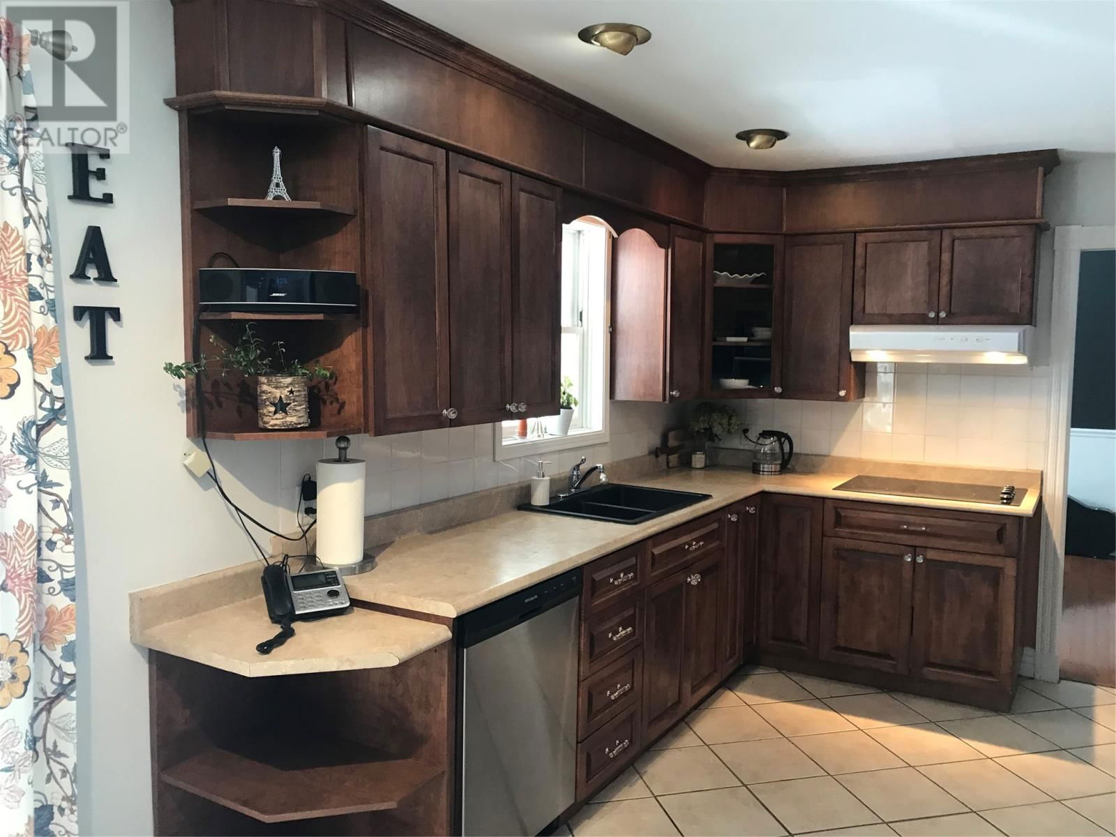 33 EMERALD AVENUE Image 11