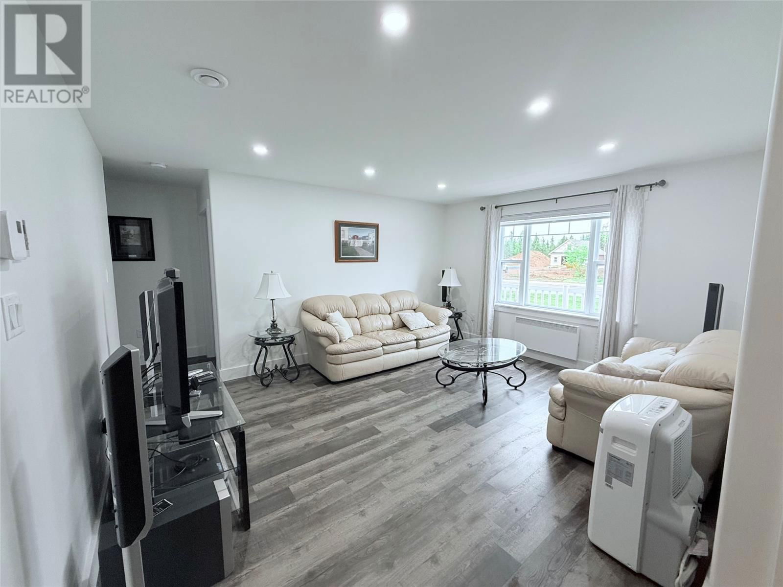 42 MURDOCH DRIVE Image 12