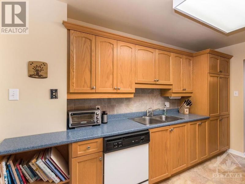 31 SPRINGCREEK Crescent  Ottawa, K2M2K7 | Image 12