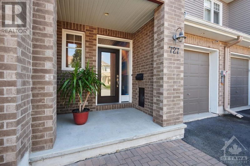 727 HAZELNUT Crescent  Gloucester, K1T0K3 | Image 2