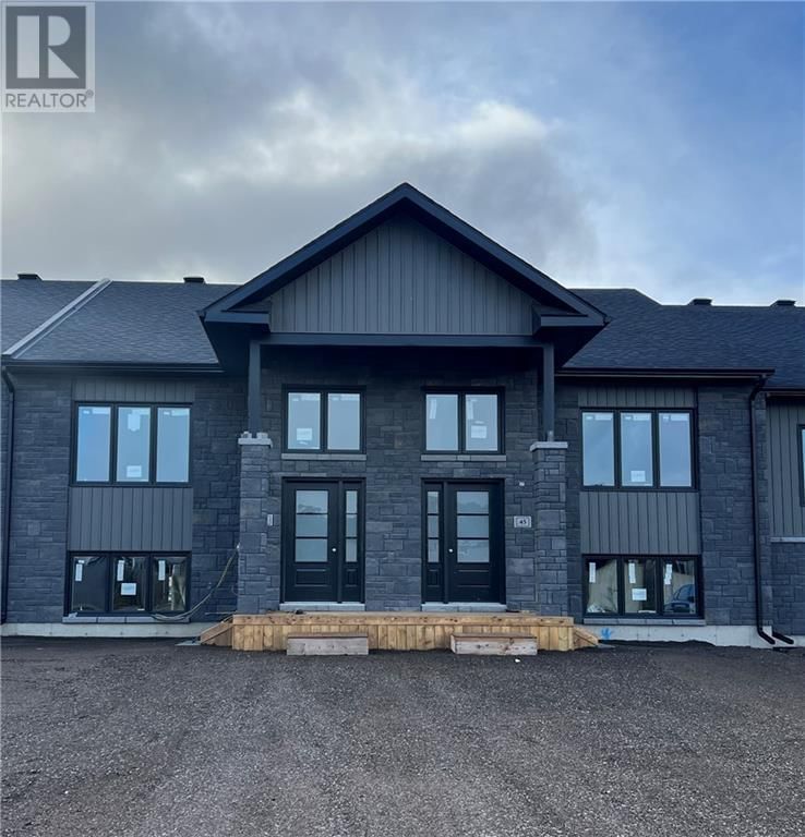 45 SAMANTHA Crescent  Petawawa, K8H0H5 | Image 1