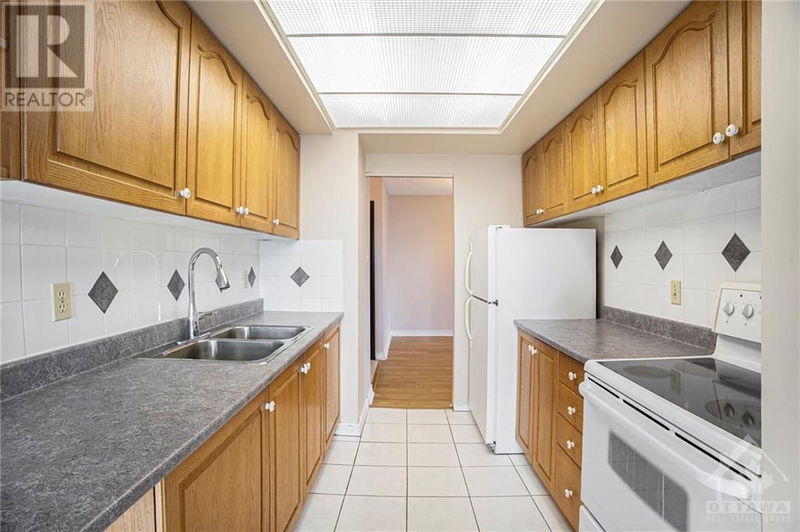  313 - 555 BRITTANY Drive  Ottawa, K1K4C5 | Image 10