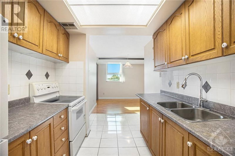  313 - 555 BRITTANY Drive  Ottawa, K1K4C5 | Image 11