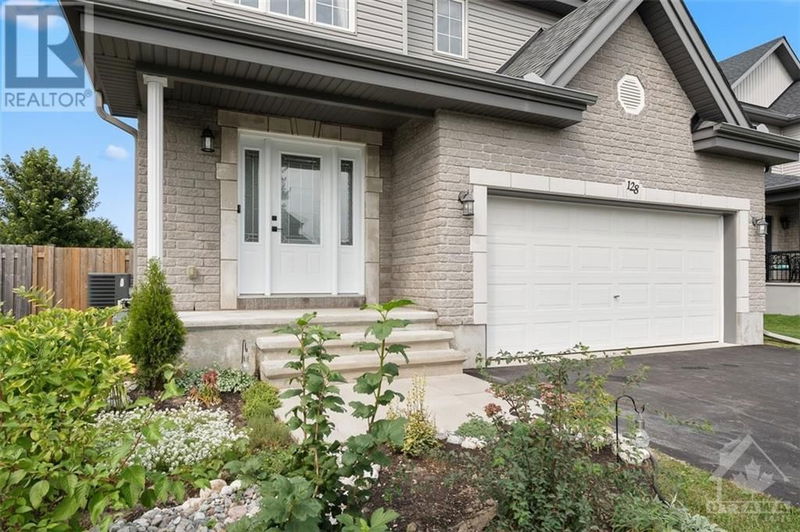 128 ABBEY Crescent  Russell, K4R0B7 | Image 2