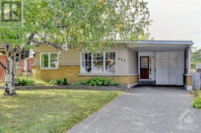 952 FAIRLAWN Avenue  Ottawa, K2A3S5 | Image 1