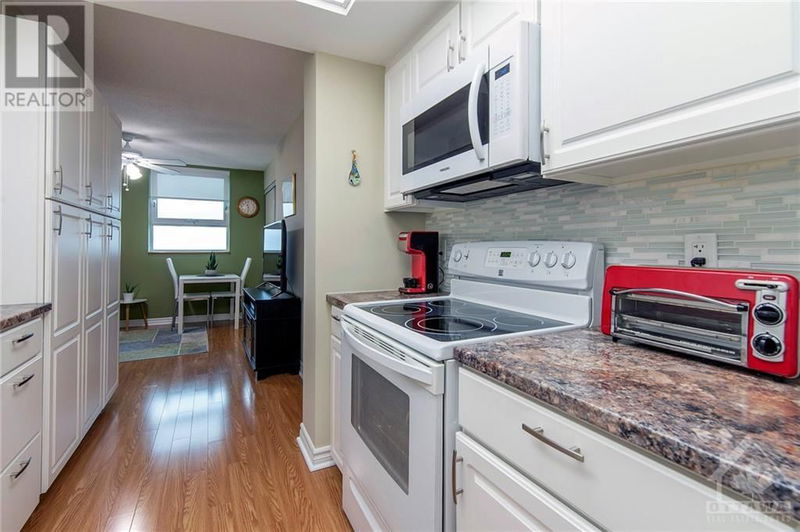  814 - 555 BRITTANY Drive  Ottawa, K1K4C5 | Image 10