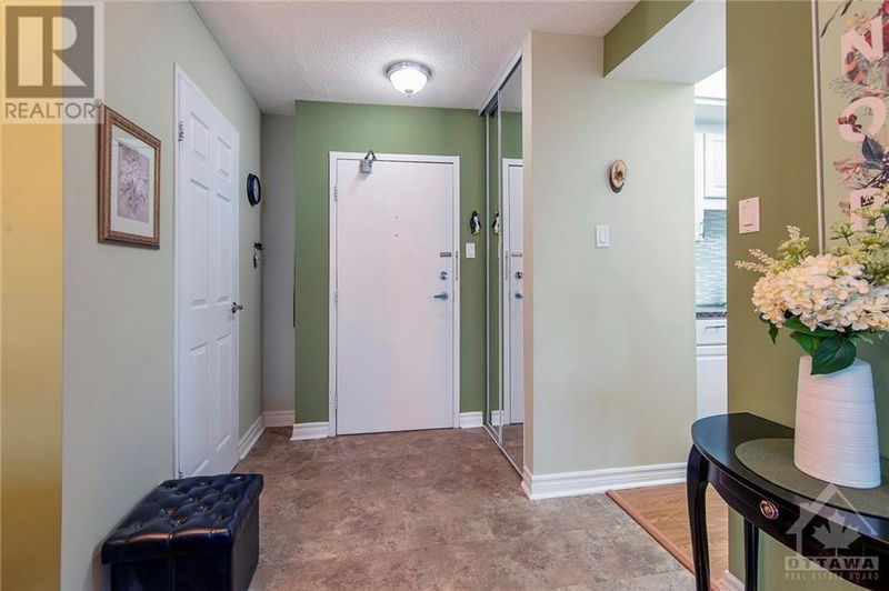  814 - 555 BRITTANY Drive  Ottawa, K1K4C5 | Image 2