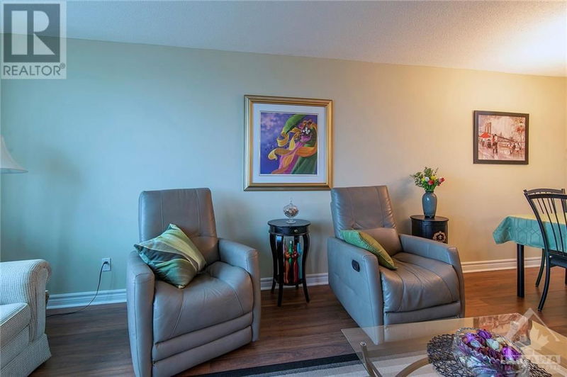  814 - 555 BRITTANY Drive  Ottawa, K1K4C5 | Image 6