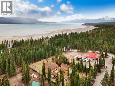3 CANENGER WAY | Whitehorse South Yukon | Slide Image Two
