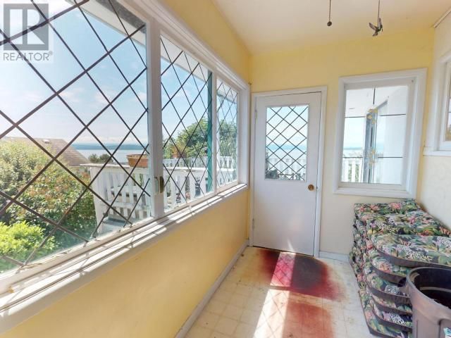 4467 OMINECA AVE Image 32